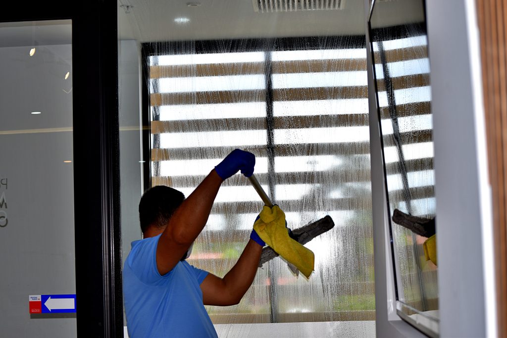 Whats the Best Window Cleaning Solution for Cold Weather in adelaide near me